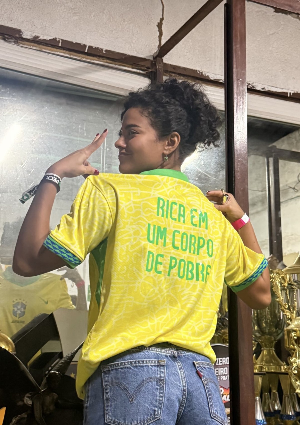 Bella Campos brilha em show com camisa do Brasil e encanta o público