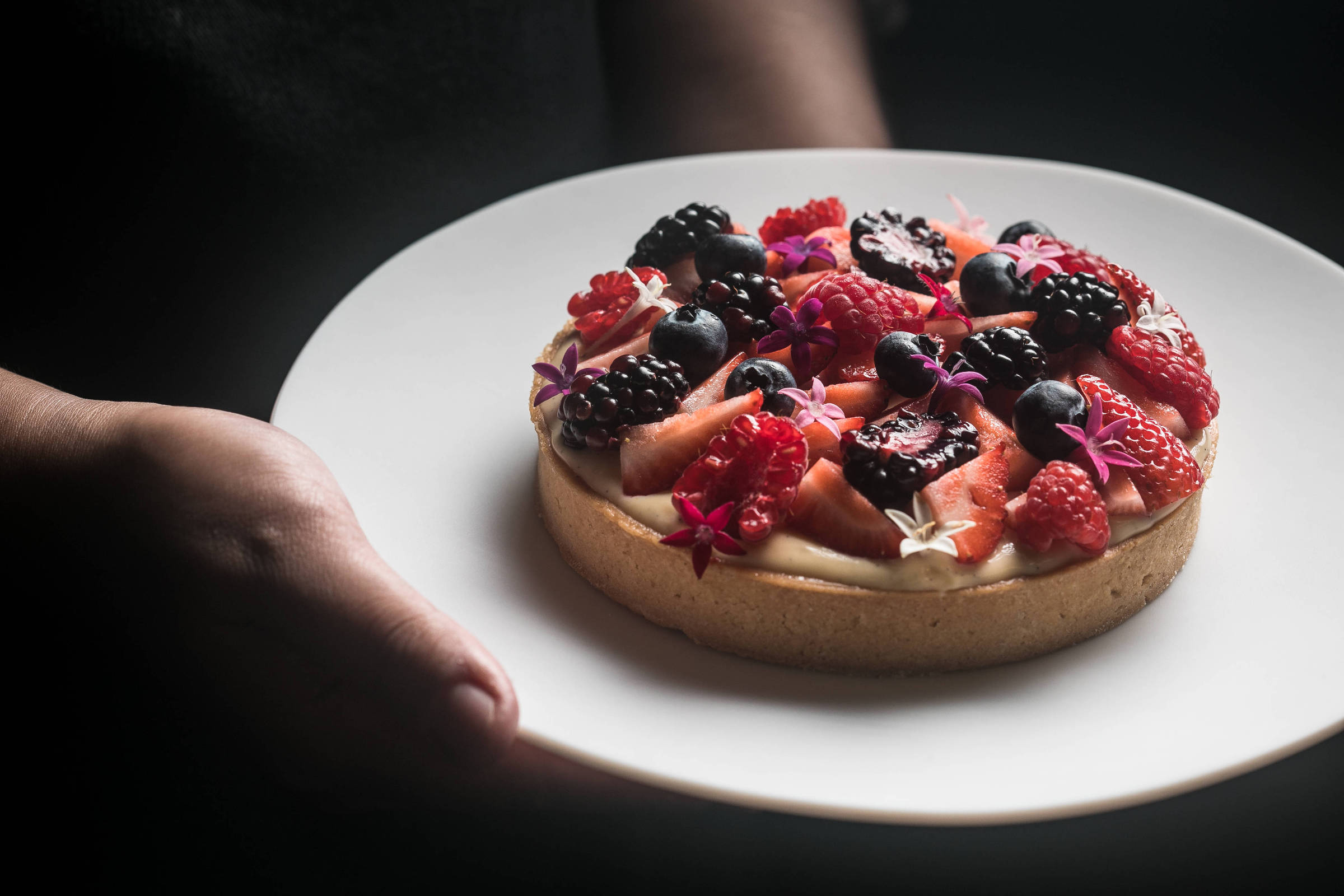 Torta de frutas vermelhas com massa sablage (Sablage). Série Bê-á-bá da Confeitaria, explica como fazer tortas doces com a chef confeiteira do Tuju, Rhaiza Zanetti. (Foto: Reprodução)