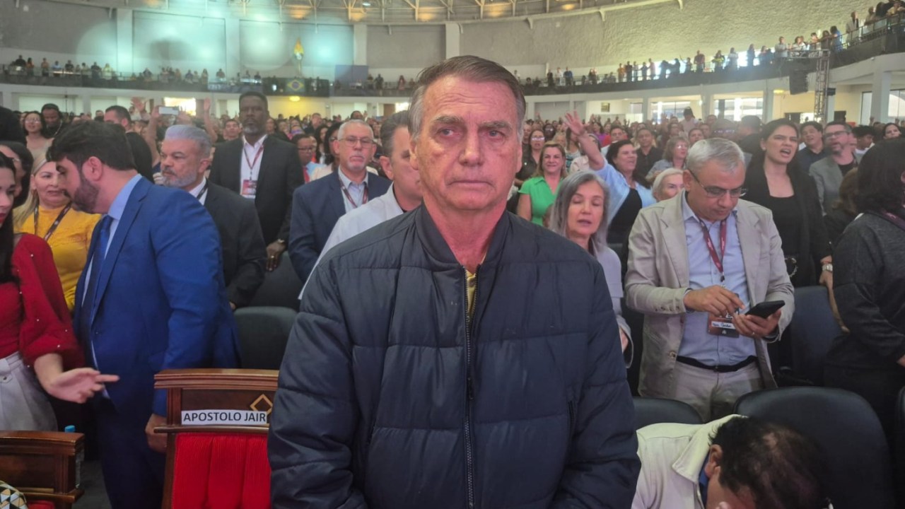 Bolsonaro adota choro e culto em novo movimento político cauteloso