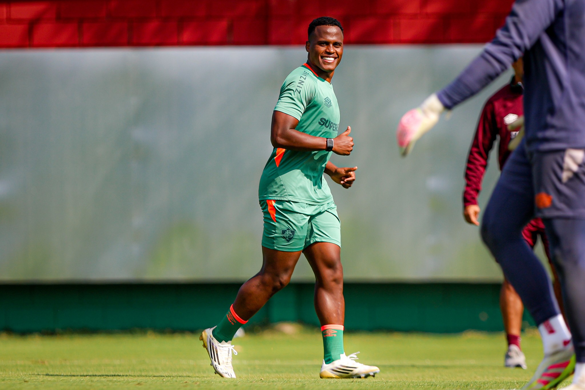 Arias treina normalmente, mas futuro no jogo contra o Cruzeiro é incerto