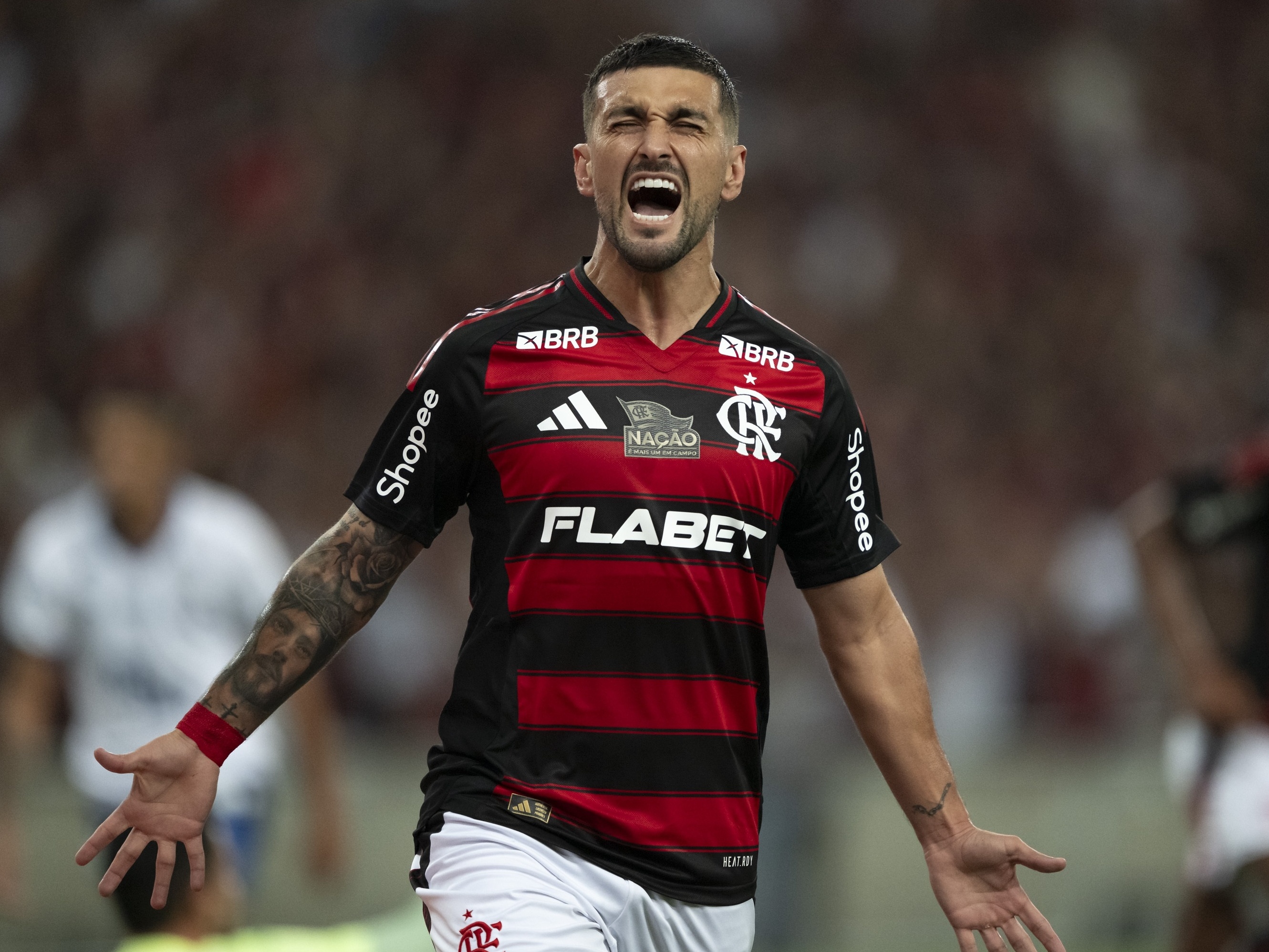 Flamengo vence Bahia e assume liderança provisória do Campeonato Brasileiro com gol de Arrascaeta