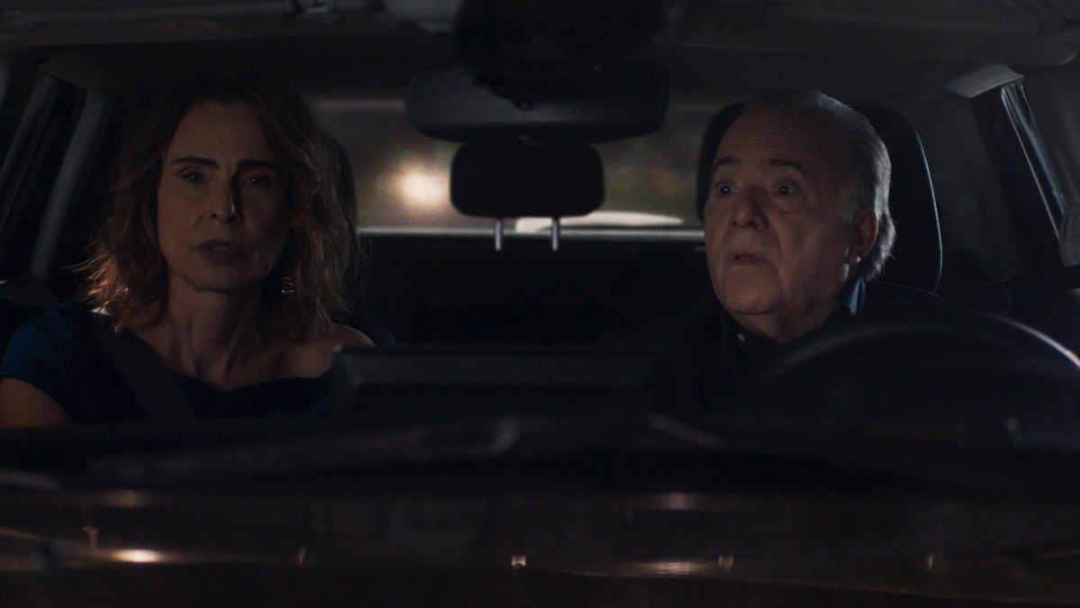 Abel e Rebeca se envolvem em grave acidente de carro; confira fotos exclusivas