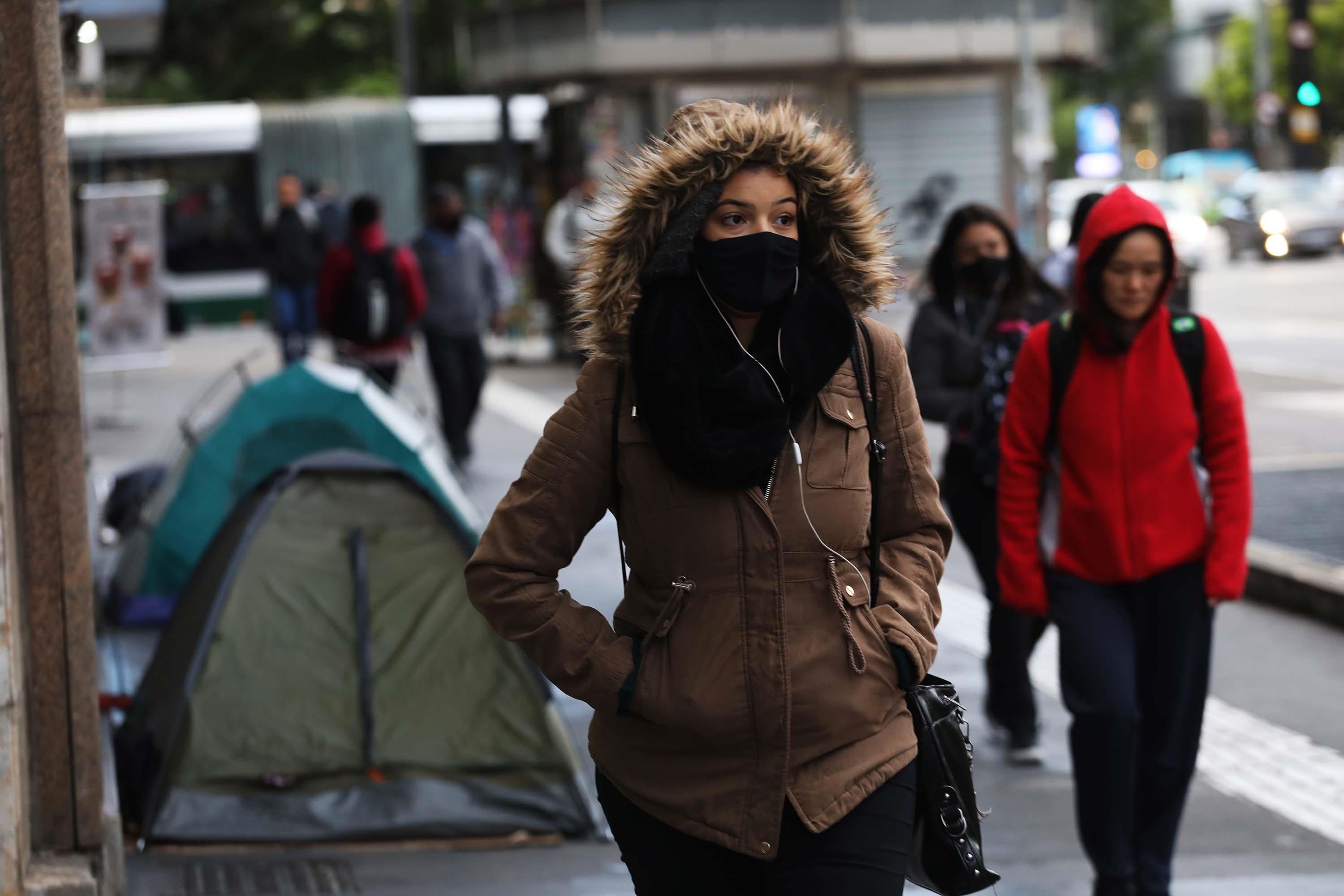 Frente fria traz ciclone e 'chuva congelada' ao Brasil; saiba quando chega