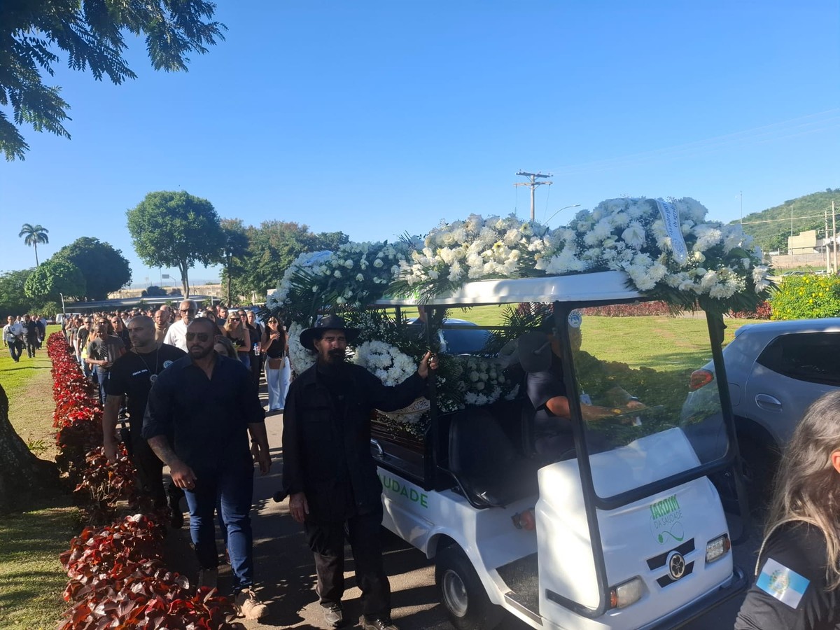 Agente do Core foi sepultado na tarde desta terça-feira no cemitério Jardim da Saudade, em Sulacap, no Rio (Foto: Marcos Nunes / Agência O GLOBO)