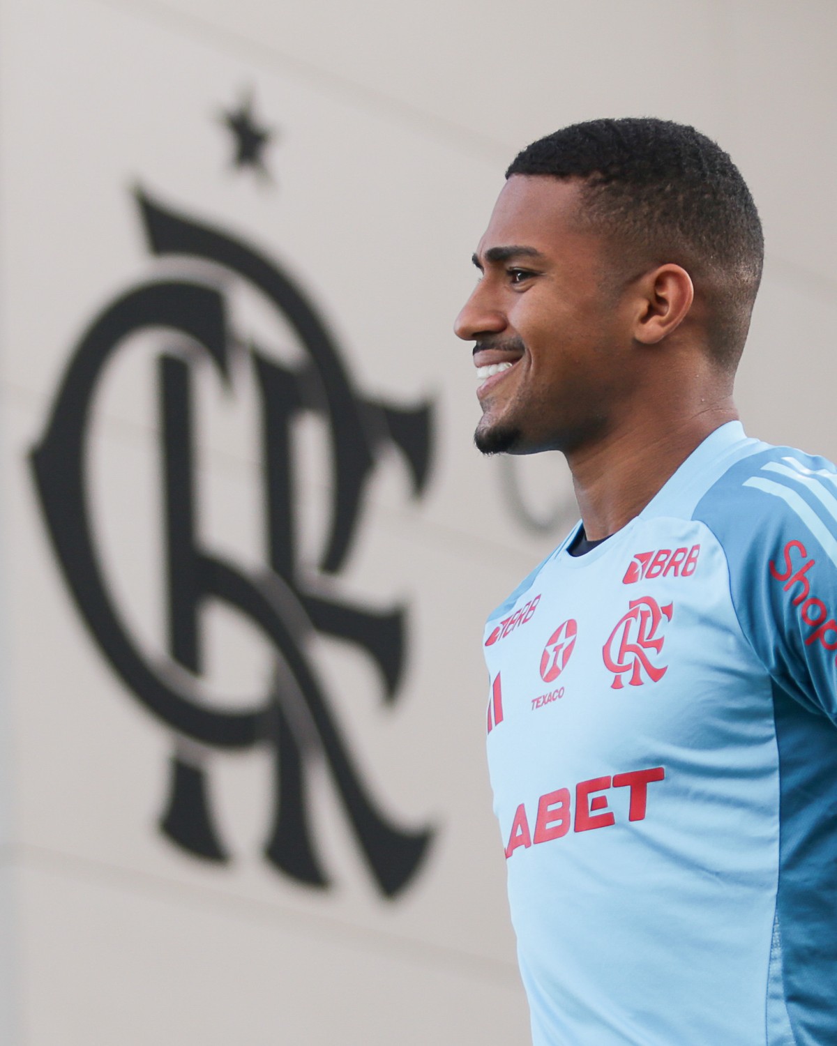 Samuel Lino retorna ao Flamengo após sete anos com contratação recorde