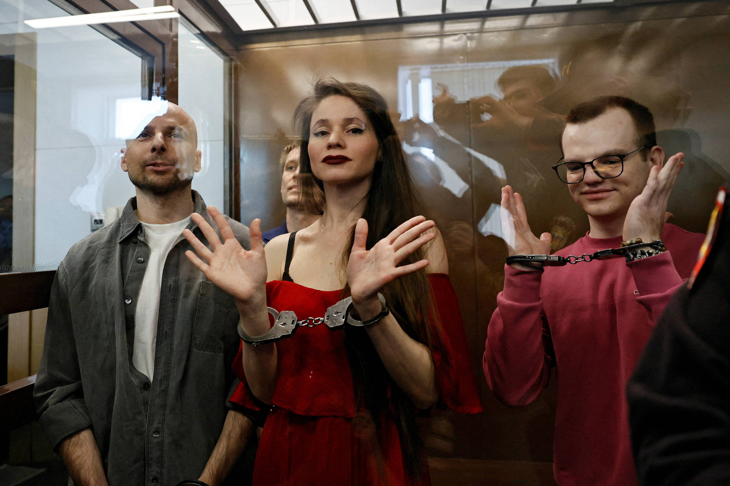 Os jornalistas Sergei Karelin, Konstantin Gabov, Antonina Favorskaia e Artem Kriger durante audiência em Moscou, Rússia (Foto: Yulia Morozova/Reuters)