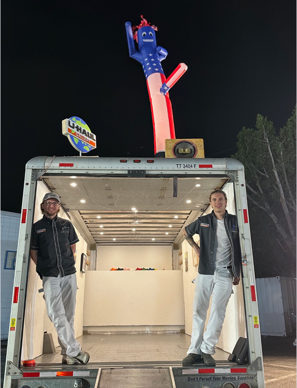 Nova galeria e feira de arte surge em van de transporte na cidade