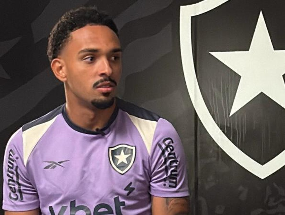 Vitinho destaca liberdade tática sob comando de Renato Paiva no Botafogo