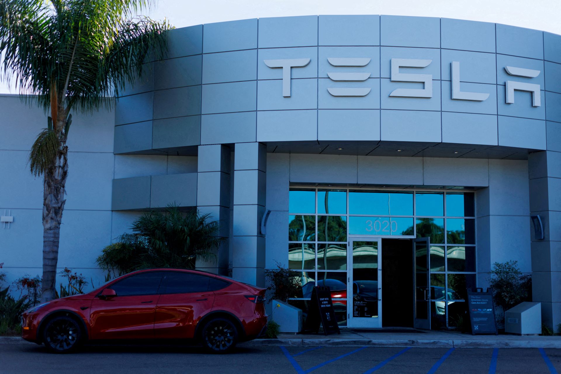 Tesla registra maior queda de receita em uma década e inicia produção de modelo acessível