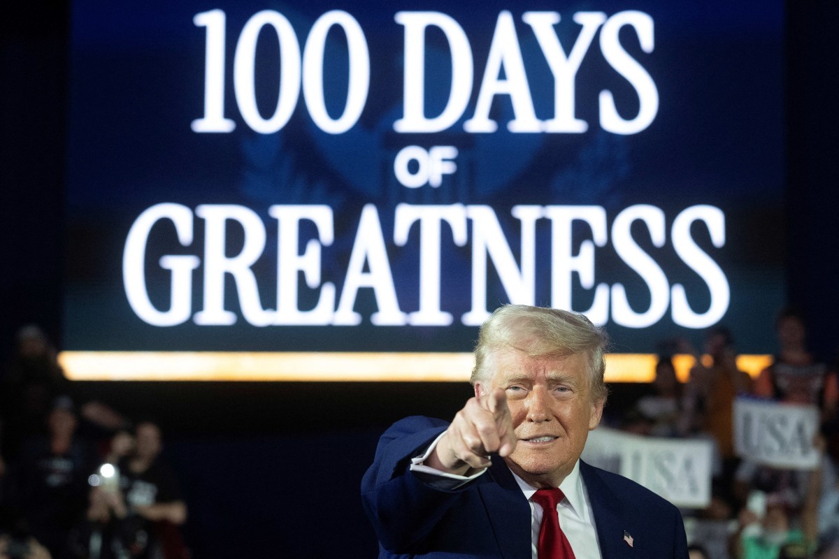 Donald Trump esteve em Michigan, em evento que marca 100 dias de governo, e nesta quarta-feira recebe líderes empresariais na Casa Branca para divulgar novos investimentos em produção no país (Foto: Jim WATSON / AFP)