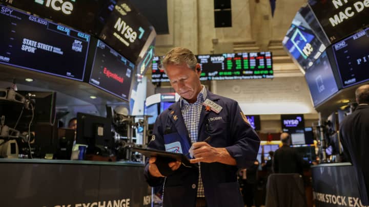 Futuros de ações permanecem estáveis após novo recorde de fechamento do S&P 500
