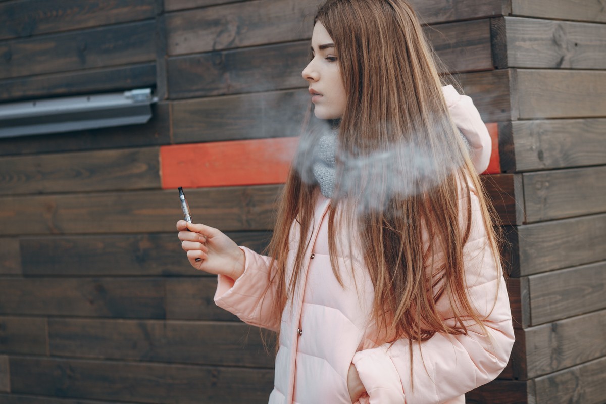Mulheres adolescentes lideram consumo de vape influenciadas por amigos, revela estudo