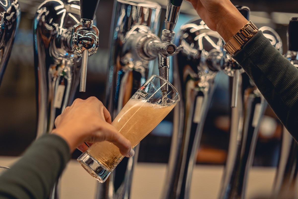 Heineken eleva preços de cervejas e afeta mercado de bebidas no Brasil