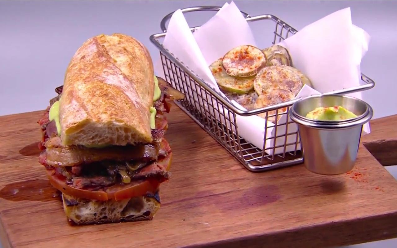 Sanduíche de rosbife com chips de jiló conquista paladares; aprenda a receita
