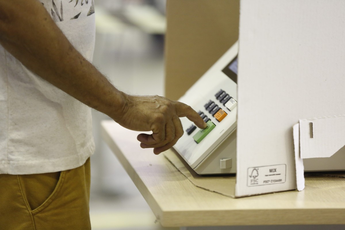 Brasileiros demonstram visões contraditórias sobre a democracia, revela pesquisa