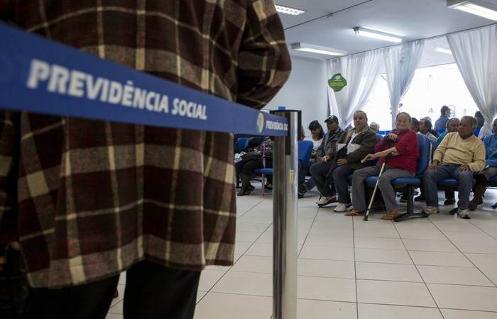 Fila de espera do INSS atinge 2,042 milhões de requerimentos em análise