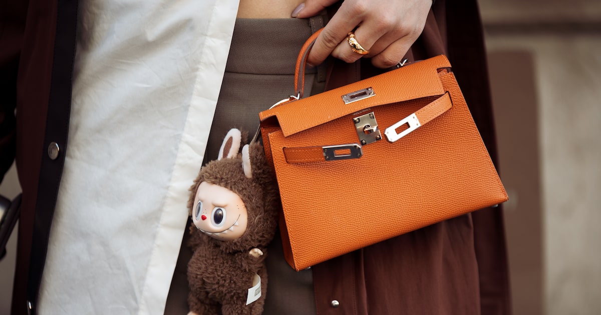 Convidada na Paris Fashion Week, com uma bolsa Hermès e uma boneca Labubu, refletiu a popularidade do produto da Pop Mart no mundo da moda e das celebridades. (Foto: Getty Images/Raimonda Kulikauskiene)