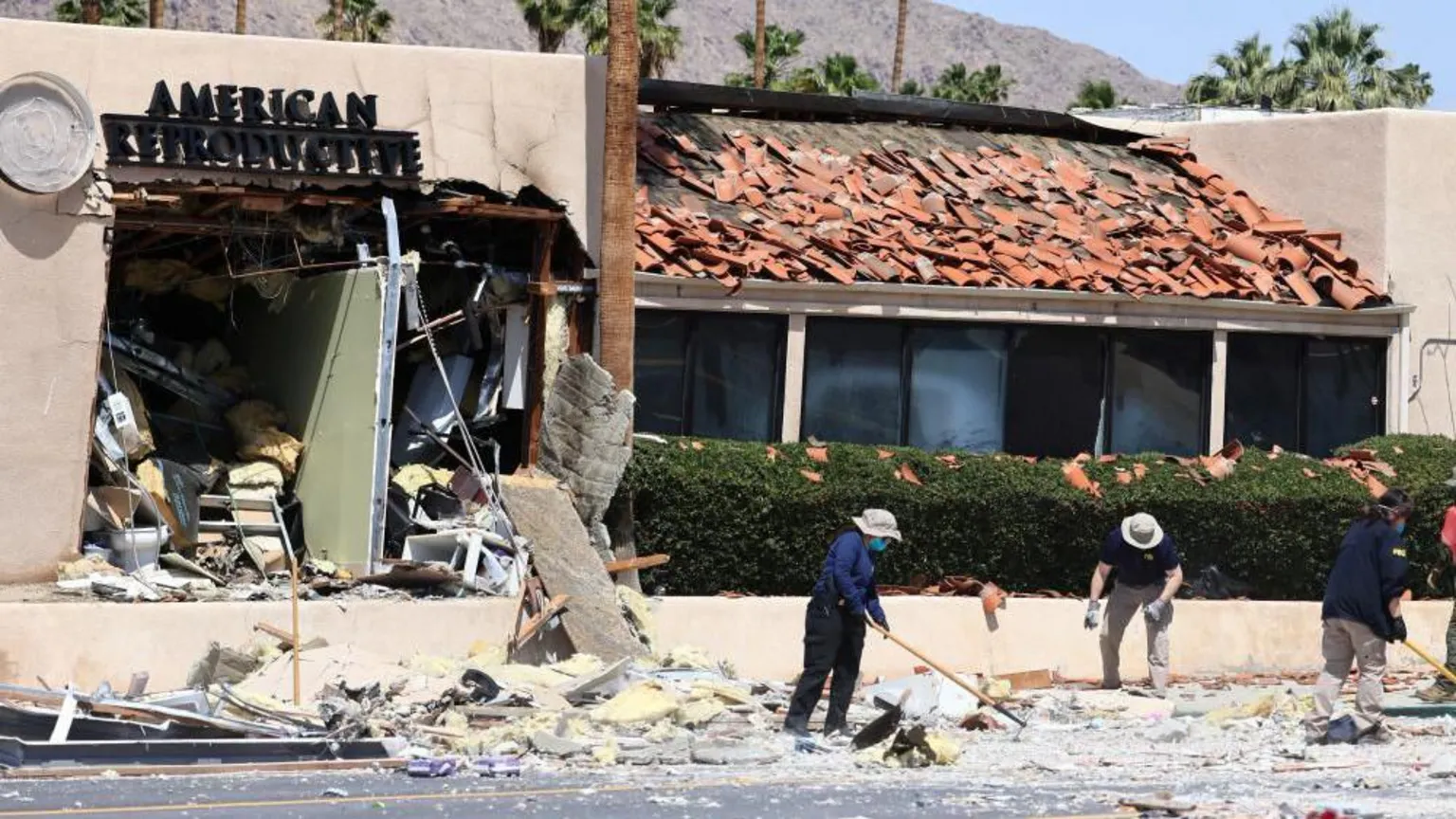 Uma parte da parede da clínica foi destruída na explosão. (Foto: Reuters)