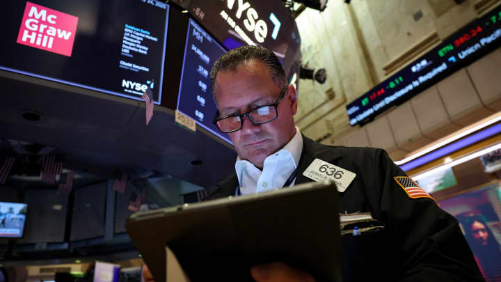 Futuros de ações permanecem estáveis após S&P 500 e Nasdaq alcançarem recordes