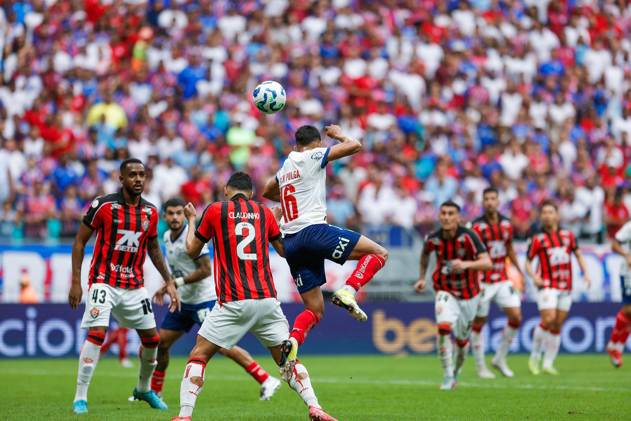 Erick Pulga comemora após marcar para o Bahia contra o Vitória pelo Campeonato Brasileiro 2025 (Foto: Jhony Pinho/AGIF)
