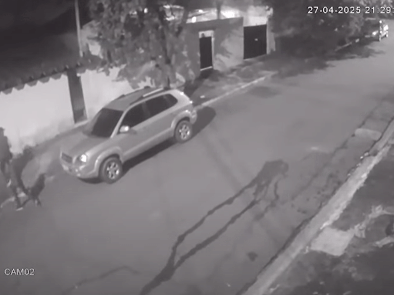 Dupla é vista abandonando carro da professora Fernanda Bonin em Interlagos, zona sul de São Paulo (Foto: Reprodução)