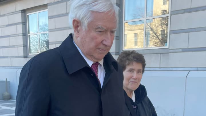 Peter Coker Sr. e sua esposa Susan Coker no Tribunal Distrital dos Estados Unidos em Newark, Nova Jersey, em 15 de março de 2023. (Foto: Dan Mangan | CNBC)