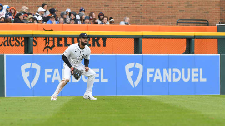 Riley Greene, #31 do Detroit Tigers, está em frente ao letreiro da FanDuel Sports Network no campo durante o jogo contra o Chicago White Sox no Comerica Park em Detroit, Michigan, em 5 de abril de 2025. (Foto: Mark Cunningham/Getty Images)