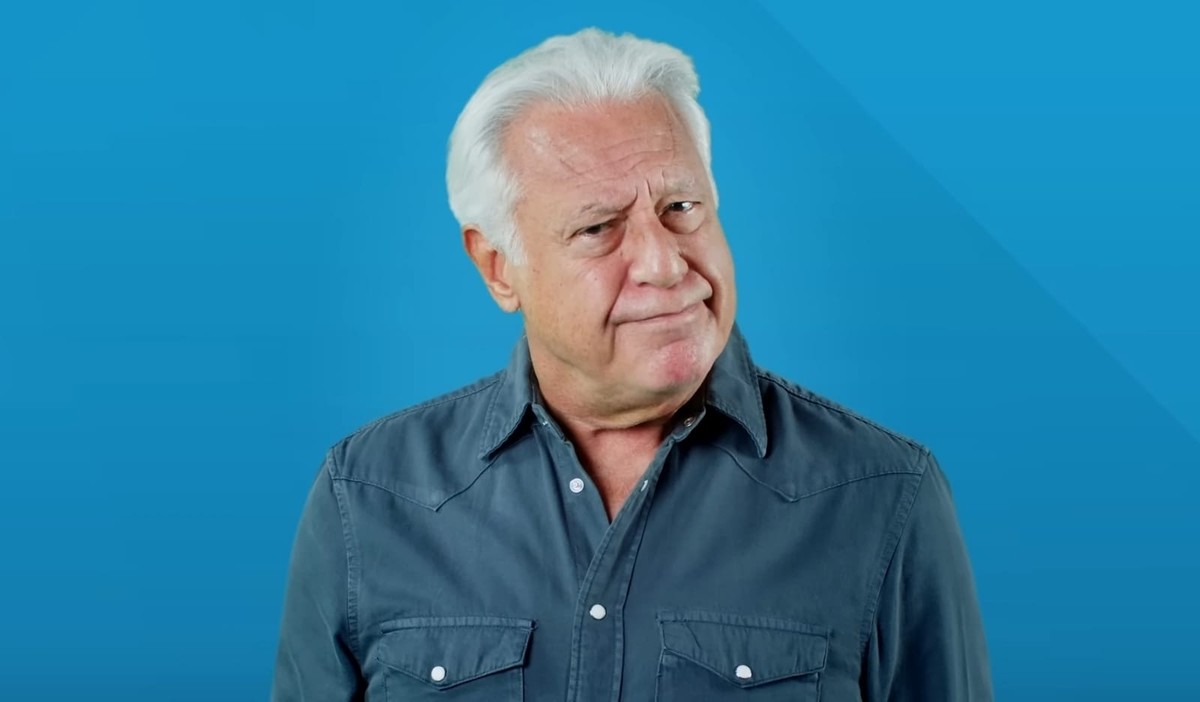 Antonio Fagundes tem como postura não permitir a entrada de quem chega atrasado às suas apresentações (Foto: Reprodução/YouTube/Porta dos Fundos)