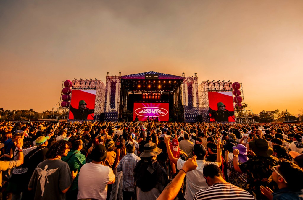 O festival AXE Ceremonia, em Cidade do México, foi suspenso após o colapso de uma estrutura que deixou dois fotógrafos mortos. (Foto: Cuartoscuro)