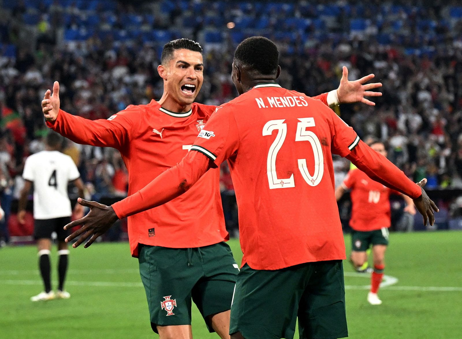 Cristiano Ronaldo marca gol decisivo e Portugal vence Alemanha após 25 anos