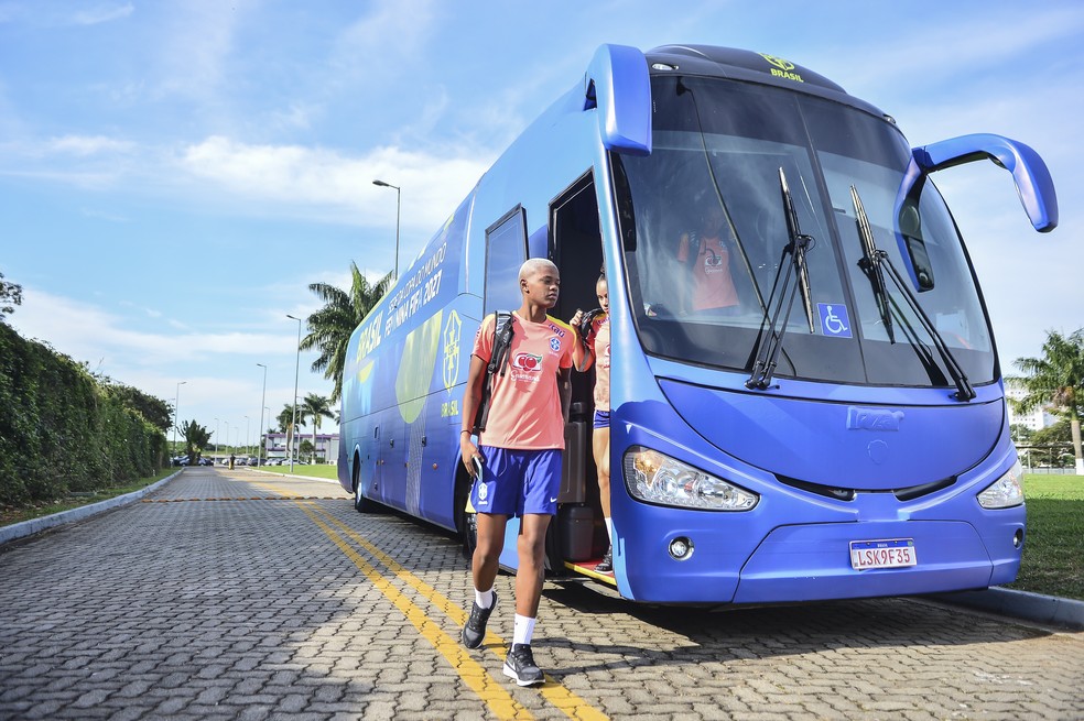 Jhonson chegando no treinamento da seleção brasileira. (Foto: Staff Images/CBF)  
Yasmim e Tarciane em coletiva pela seleção brasileira. (Foto: Tayna Fiori/ge)