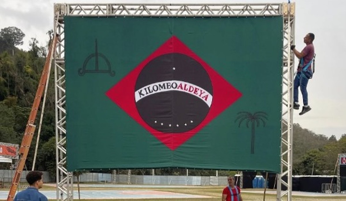 Obra que reinterpretou bandeira nacional é retirada de exposição e gera polêmica