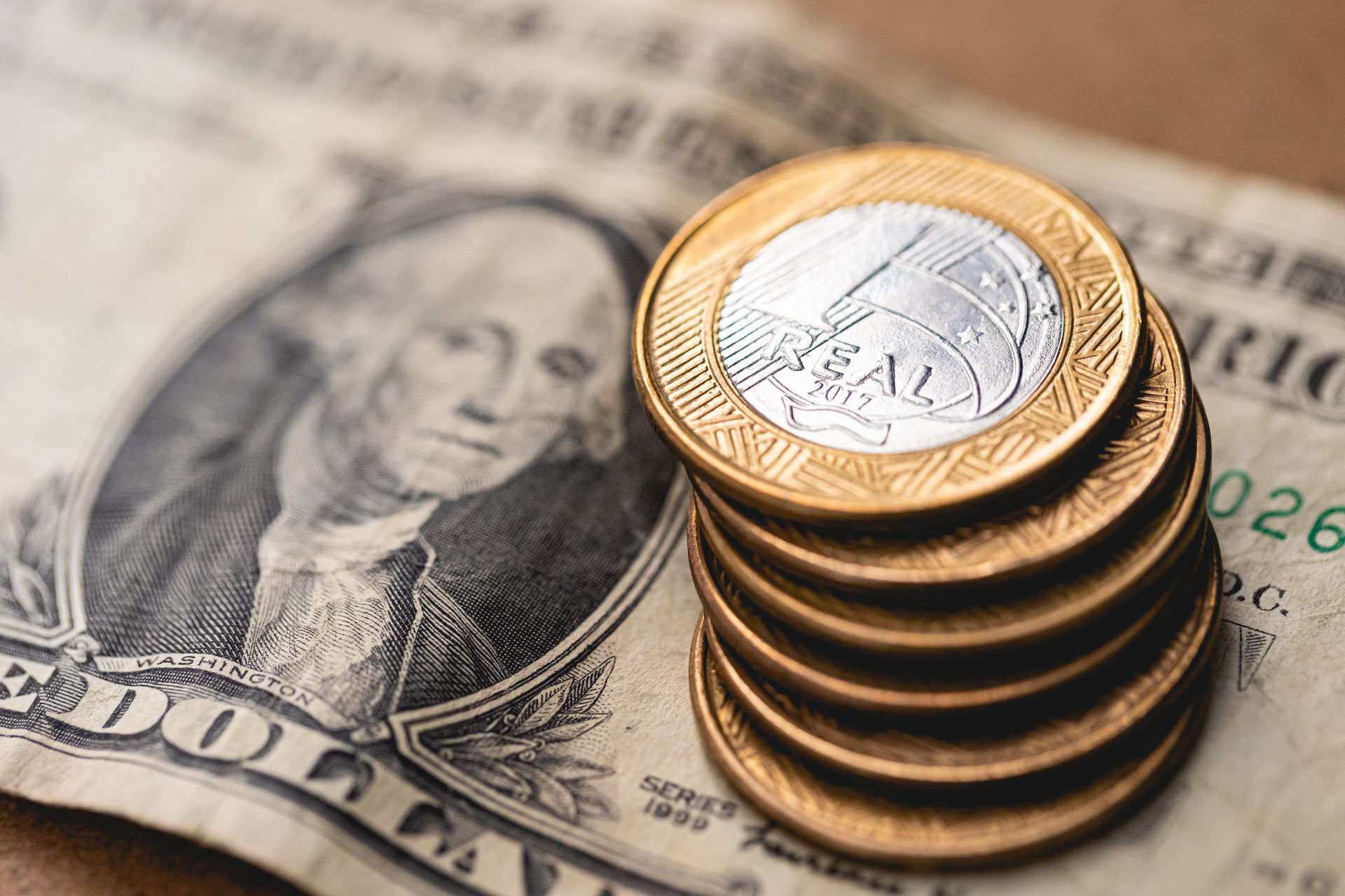Dólar pode recuar para R$ 5,40, mas riscos fiscais podem elevar a moeda novamente