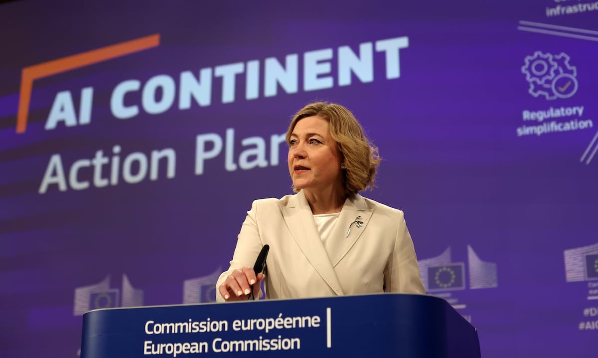 A vice-presidente da Comissão Europeia e comissária de Soberania tecnológica, segurança e democracia, Henna Virkkunen, durante a roda de imprensa de hoje em Bruxelas em que apresentou o Plano de Ação Continente IA. (Foto: OLIVIER HOSLET/EFE)