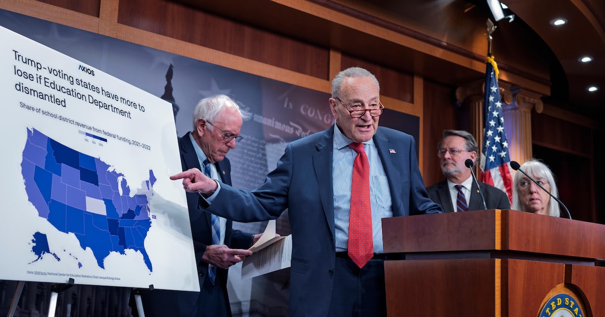 Bernie Sanders (à esquerda), Chuck Schumer (centro) e líderes do Partido Democrata participam de uma coletiva de imprensa em Washington (Foto: J. Scott Applewhite/AP)