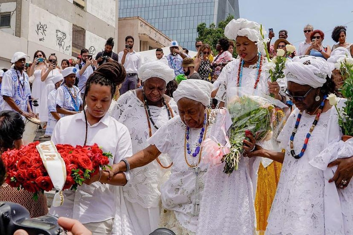 Cais do Valongo recebe lavagem em homenagem à memória ancestral e cultural