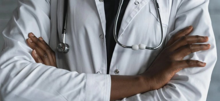 Agora Tem Especialistas oferece 1,7 mil bolsas para médicos no SUS com prática clínica