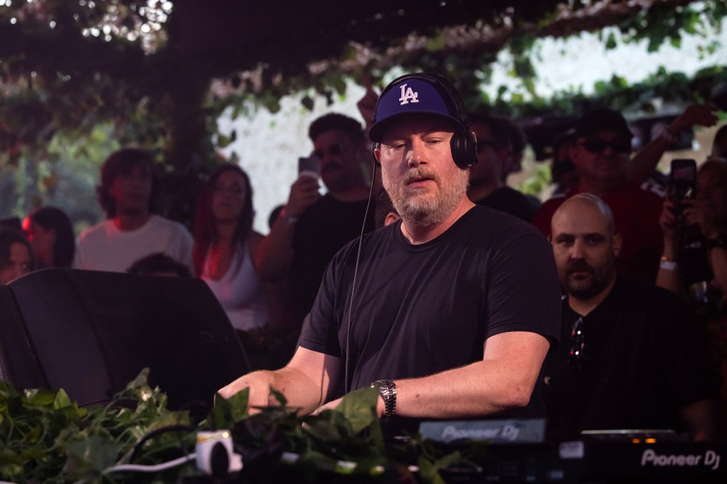 Eric Prydz surpreende ao tocar 'Call on Me' após 20 anos de espera