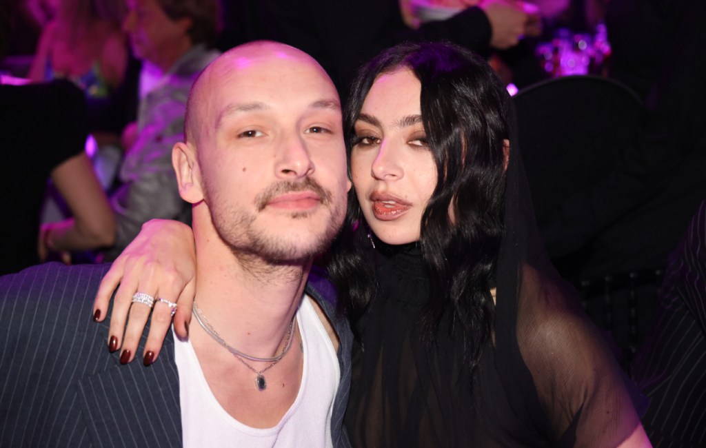 Charli XCX e George Daniel divulgam fotos do casamento após cerimônia íntima