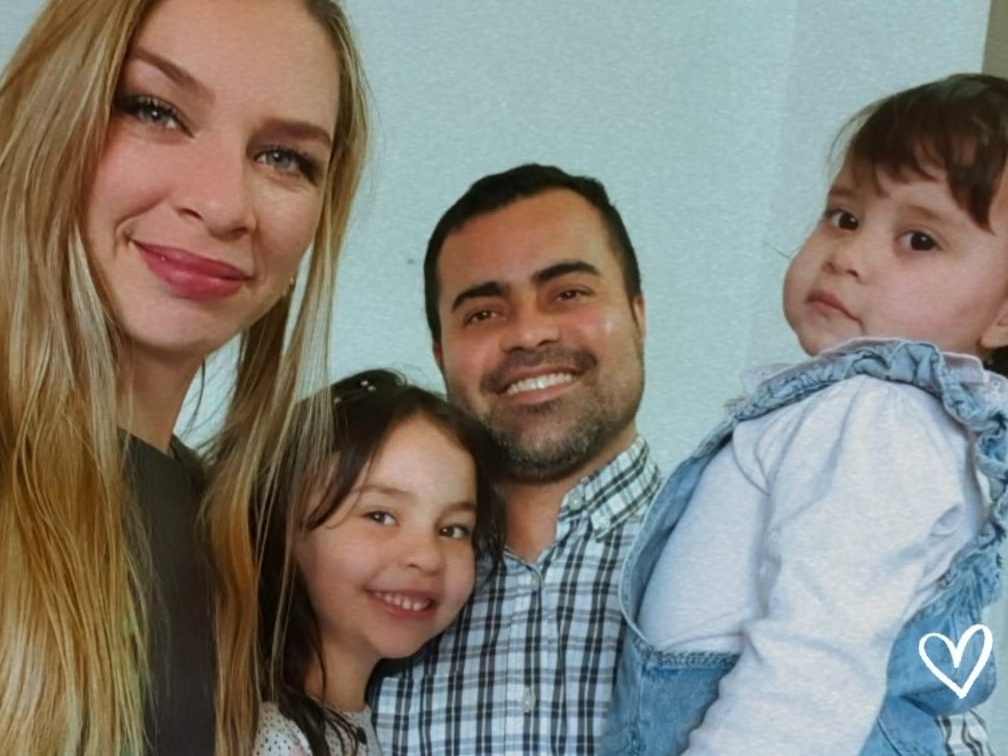 Rafaela e o marido deixaram uma renda mensal de R$ 10.000 no Brasil para viver com um salário mínimo no interior da Espanha. (Foto: Arquivo pessoal)