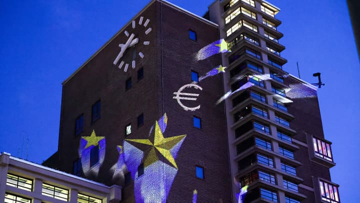 Projeção de iluminação marcando o 75º aniversário da Declaração Schuman, no edifício Grossmarkthalle, na sede do Banco Central Europeu em Frankfurt, Alemanha, em 9 de maio de 2025. (Foto: Alex Kraus/Bloomberg via Getty Images)