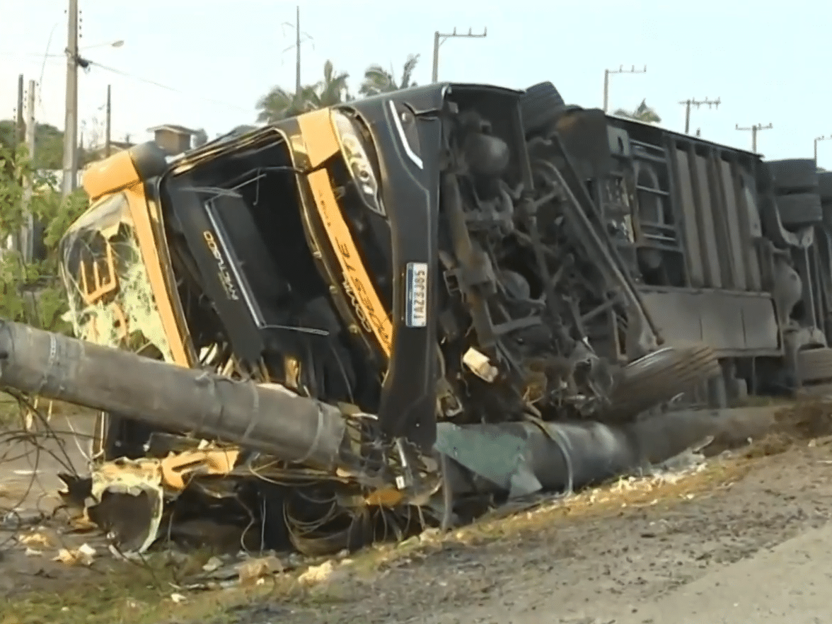 Ônibus de turismo capota em SC, deixando um morto e vários feridos