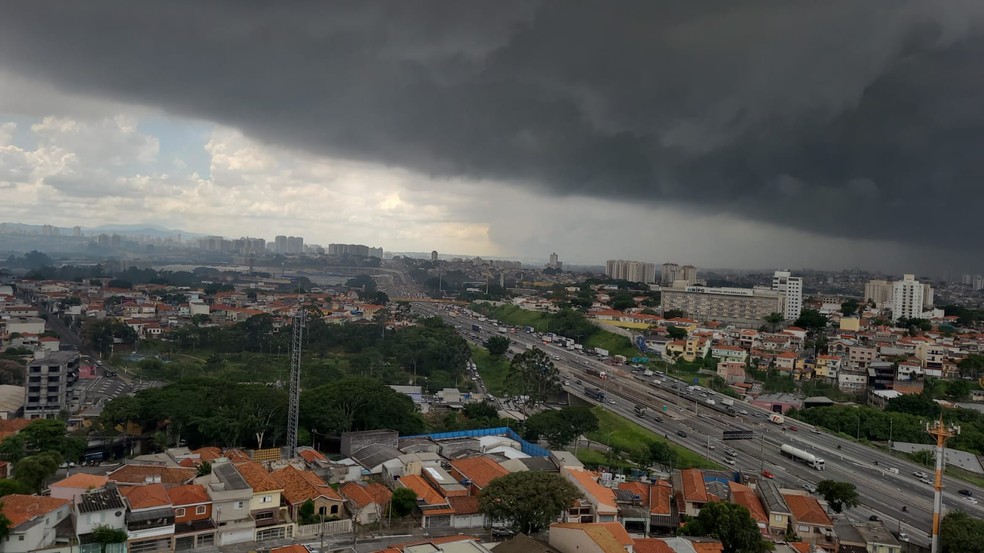 Nuvens de chuva se aproximam da Zona Norte de São Paulo na noite de 10 de agosto. (Foto: Hermínio Bernardo/TV Globo)