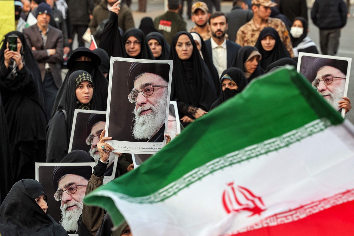 Irã vive crise sem precedentes e futuro do regime de Khamenei se torna incerto
