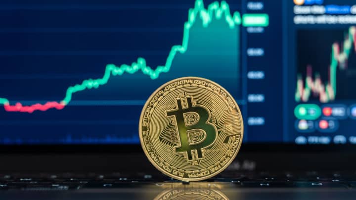 Bitcoin atinge novo recorde histórico acima de US$ 112 mil com alta tecnológica