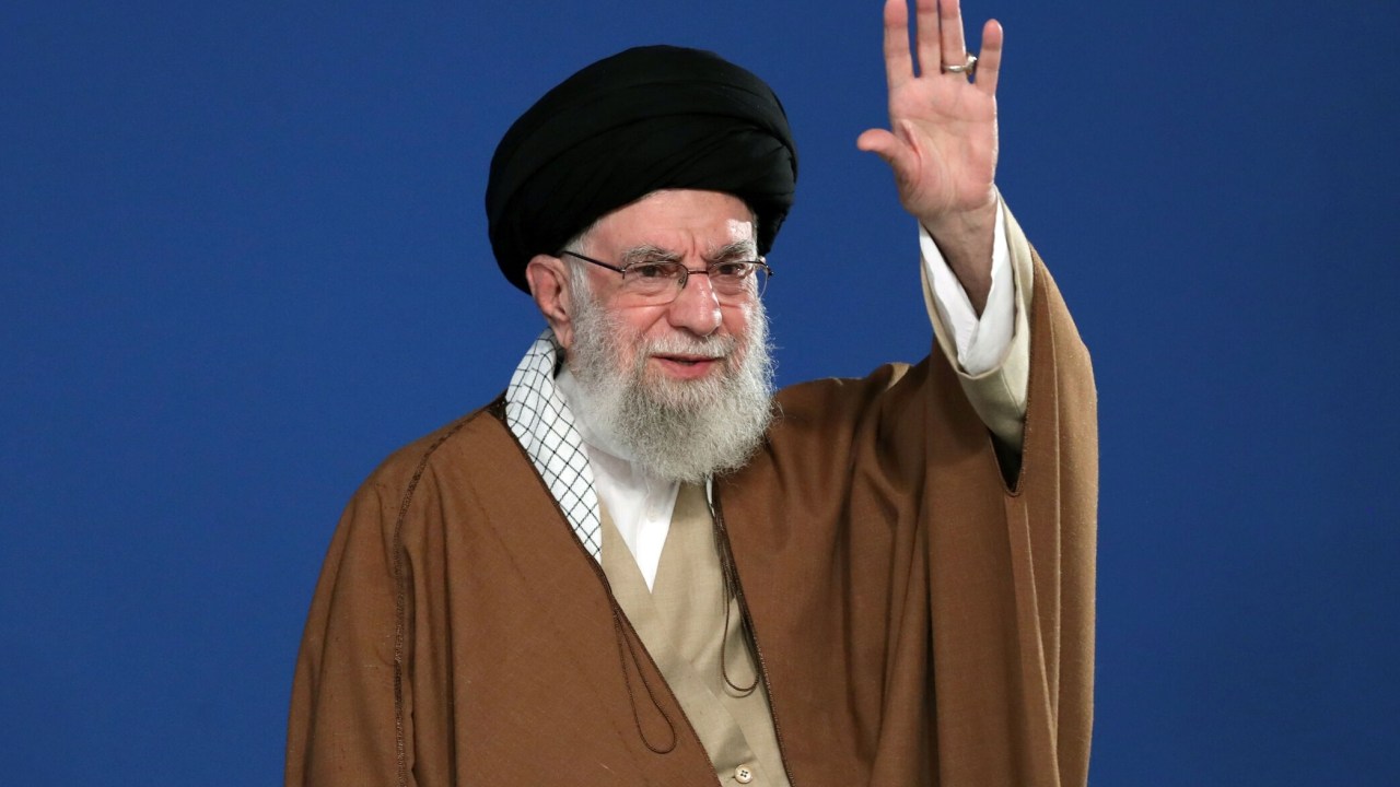 Aiatolá Khamenei enfrenta crise com desmoronamento de sua influência no Irã