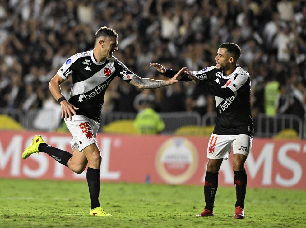 Vegetti e Philippe Coutinho em Vasco x Puerto Cabello (Foto: André Durão)