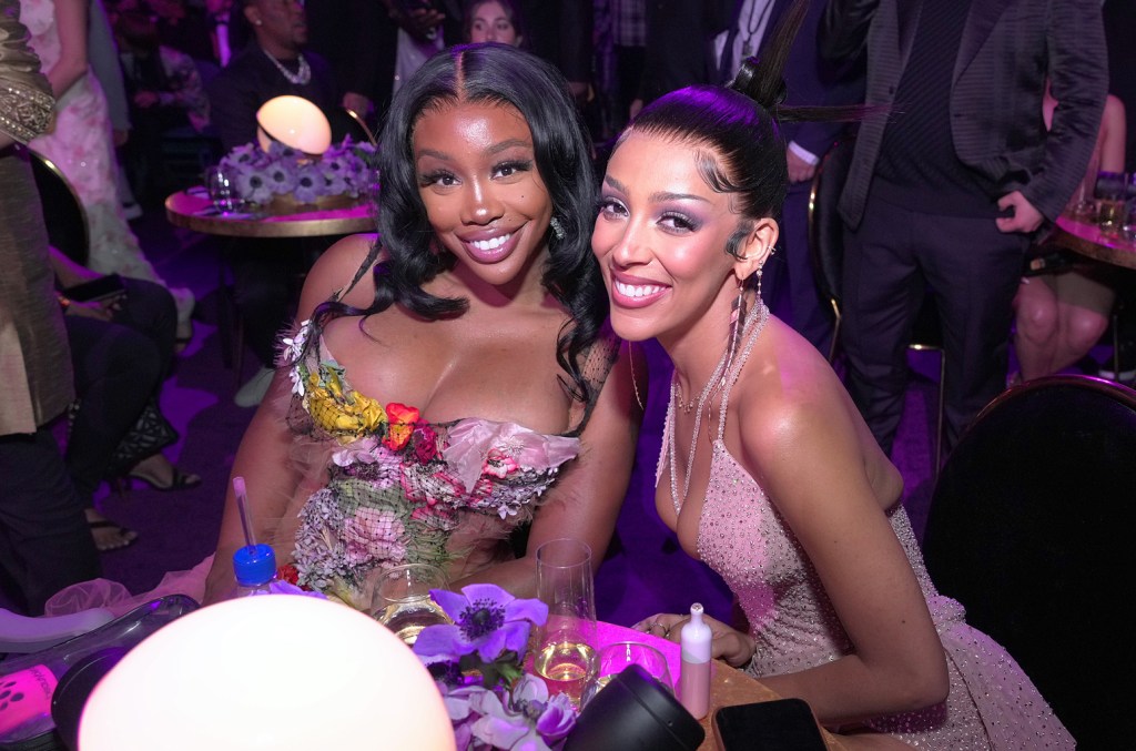 SZA e Doja Cat se reencontram para performance de "Kiss Me More" em Las Vegas