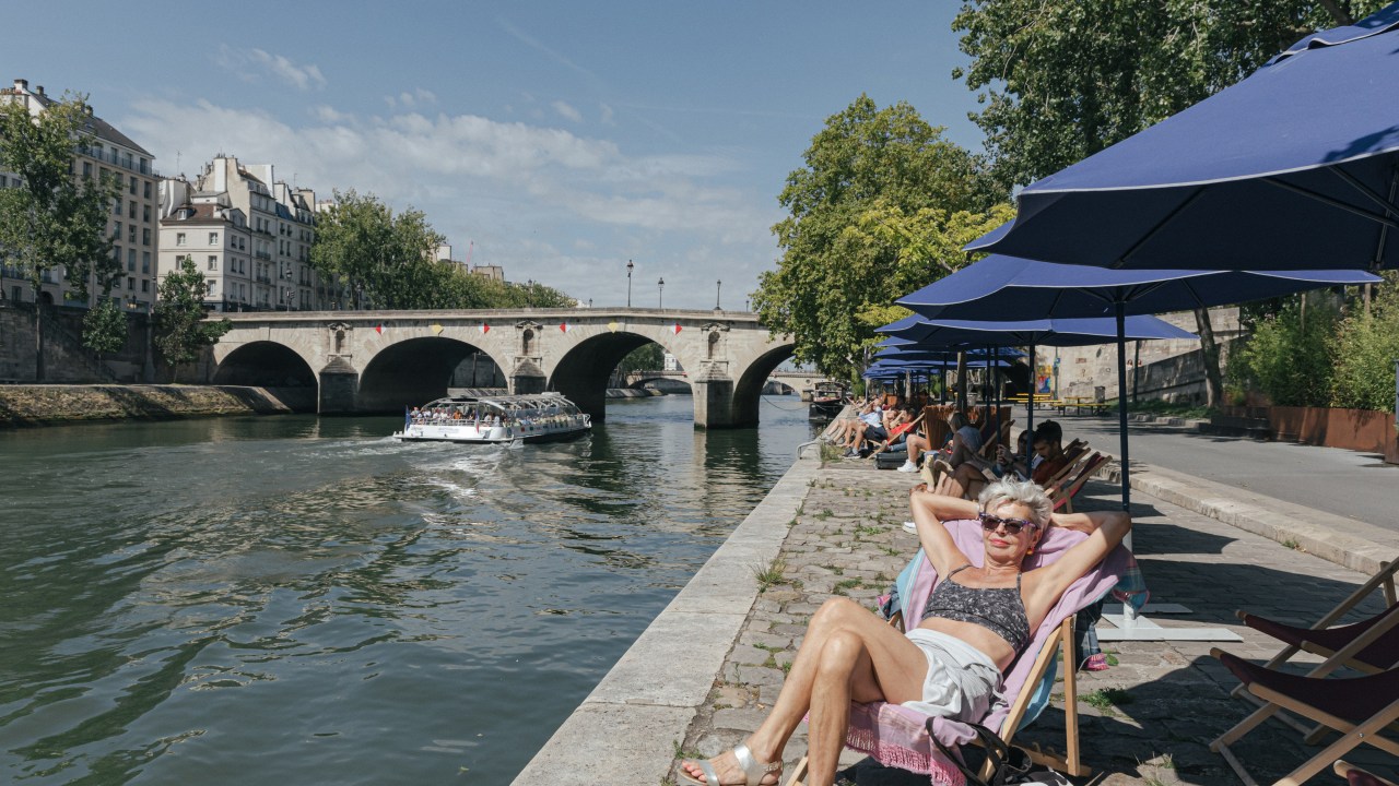 Paris transforma o Sena em uma praia tropical com cores brasileiras