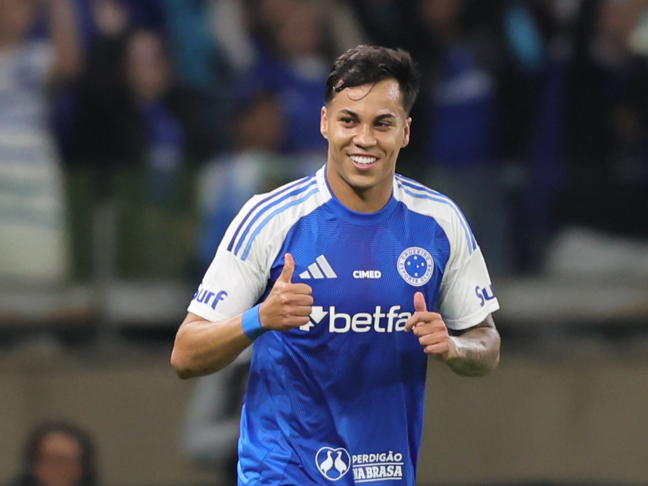 Cruzeiro derrota Grêmio e se aproxima do Flamengo na tabela do campeonato